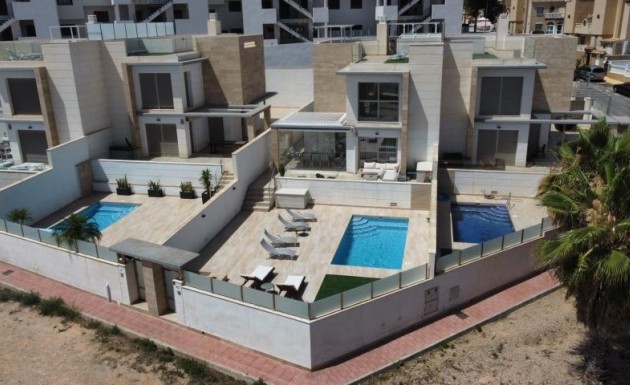 Перепродажа - Villa - Orihuela Costa