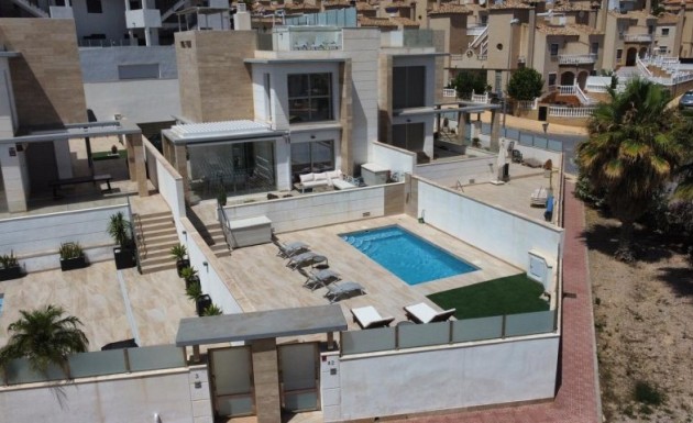 Перепродажа - Villa - Orihuela Costa